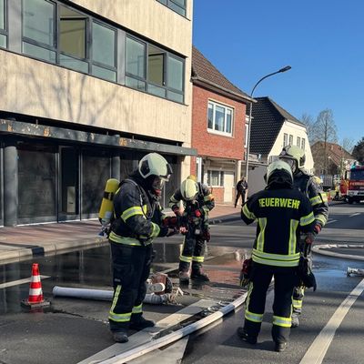 FW-AUR: Versteckter Brand fordert Großaufgebot an Einsatzkräften