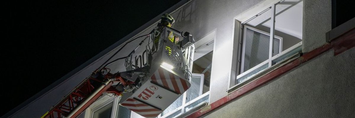 FW-MK: Verpuffung in Mehrfamilienhaus