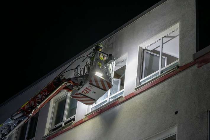 FW-MK: Verpuffung in Mehrfamilienhaus