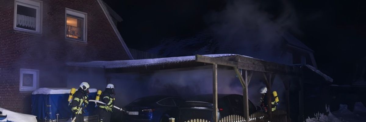 FW-AUR: Feuer an Carport greift auf Elektroautos über