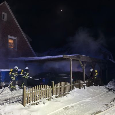 FW-AUR: Feuer an Carport greift auf Elektroautos über