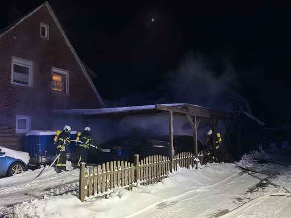 FW-AUR: Feuer an Carport greift auf Elektroautos über
