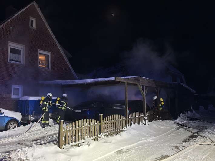 FW-AUR: Feuer an Carport greift auf Elektroautos über