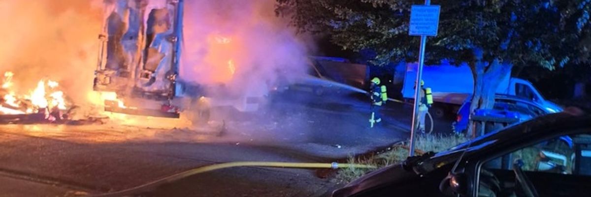 FW-DT: Sprinter und Sperrmüll in Vollbrand