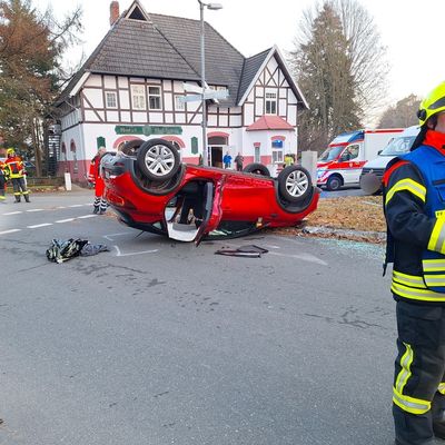 FW-ROW: Schwerer Verkehrsunfall auf der B215 - Großaufgebot an Rettungskräften