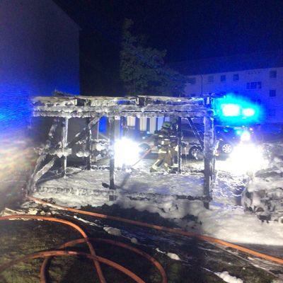 FW Paderborn: Brennender Mülltonnenunterstand mit Ausbreitung auf PKW und Garage