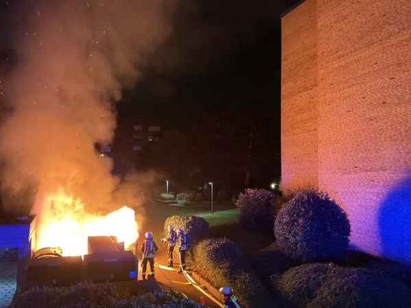 FW-BN: Brand an einem Gebäude