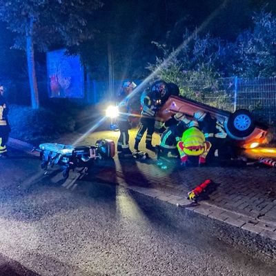 FW-DO: Fahrer nach Überschlag in Fahrzeug eingeschlossen - Feuerwehr befreit Verletzten