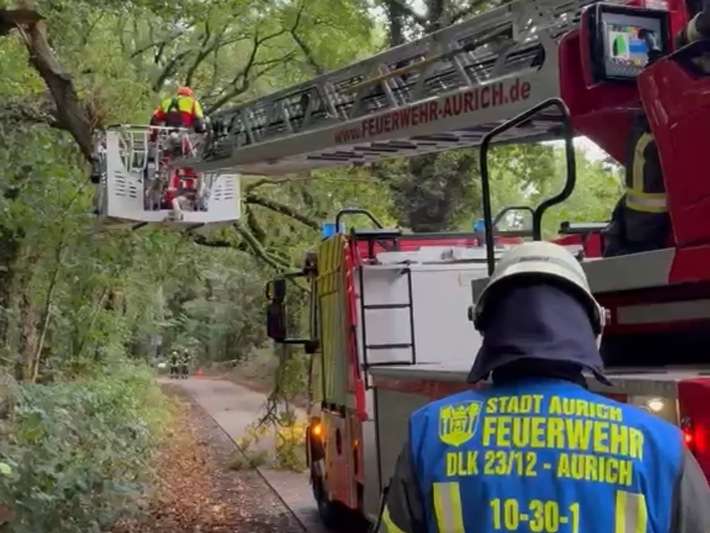 FW-AUR: Gefahrenstelle über Drehleiter entfernt