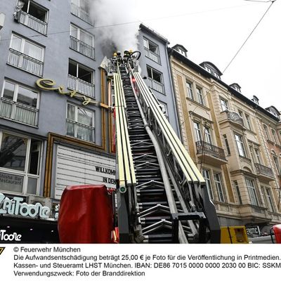 FW-M: Großeinsatz von Feuerwehr und Rettungsdienst bei Wohnungsbrand (Ludwigsvorstadt)