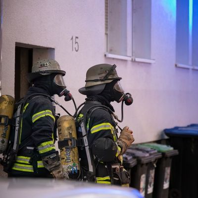 FW LK Neunkirchen: Rauchsäule weist Feuerwehr den Weg - Mehrparteienhaus nach Brand unbewohnbar