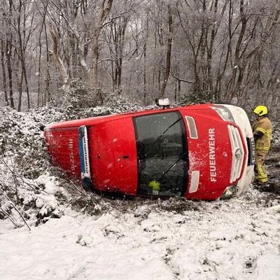 FW-HB: Glätteunfall - Feuerwehrfahrzeug kommt von der Fahrbahn ab
