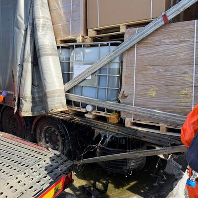 FW Helmstedt: Verkehrsunfall LKW, auslaufende Flüssigkeiten