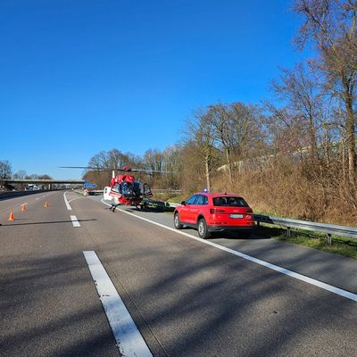 FW Weinheim: Tödlicher Verkehrsunfall auf der A5 bei Hemsbach - Rettungshubschrauber und MIC im Einsatz.