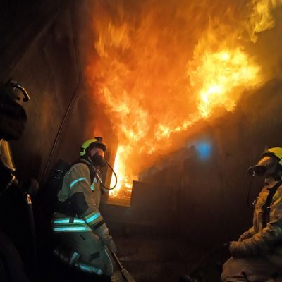 FW-EN: Feuerwehr Herdecke trainiert realistische Brandeinsätze in einem Übungscontainer - Hygienekonzept wird beübt
