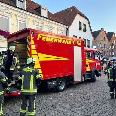 FW-WRN: FEUER_3 - Rauchentwicklung aus Fenster