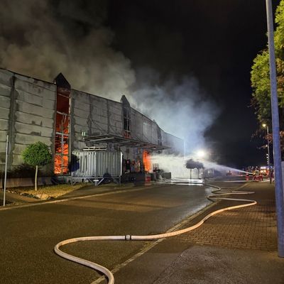 FW Bad Säckingen: Großbrand in Wäscherei - Feuerwehr verhindert Ausbreitung auf Nachbargebäude