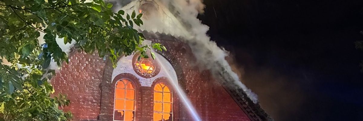 FW-PI: Abschlussmeldung: Schenefeld: Historisches Reetdachhaus brennt nieder. 10 Personen leicht verletzt. Feuerwehr über 10 Stunden im Einsatz.