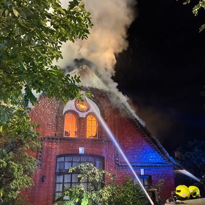 FW-PI: Abschlussmeldung: Schenefeld: Historisches Reetdachhaus brennt nieder. 10 Personen leicht verletzt. Feuerwehr über 10 Stunden im Einsatz.