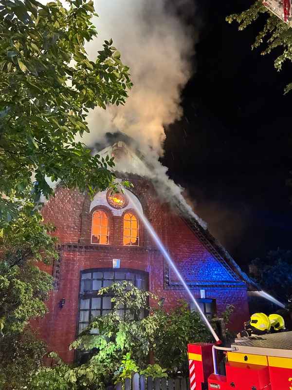 FW-PI: Abschlussmeldung: Schenefeld: Historisches Reetdachhaus brennt nieder. 10 Personen leicht verletzt. Feuerwehr über 10 Stunden im Einsatz.