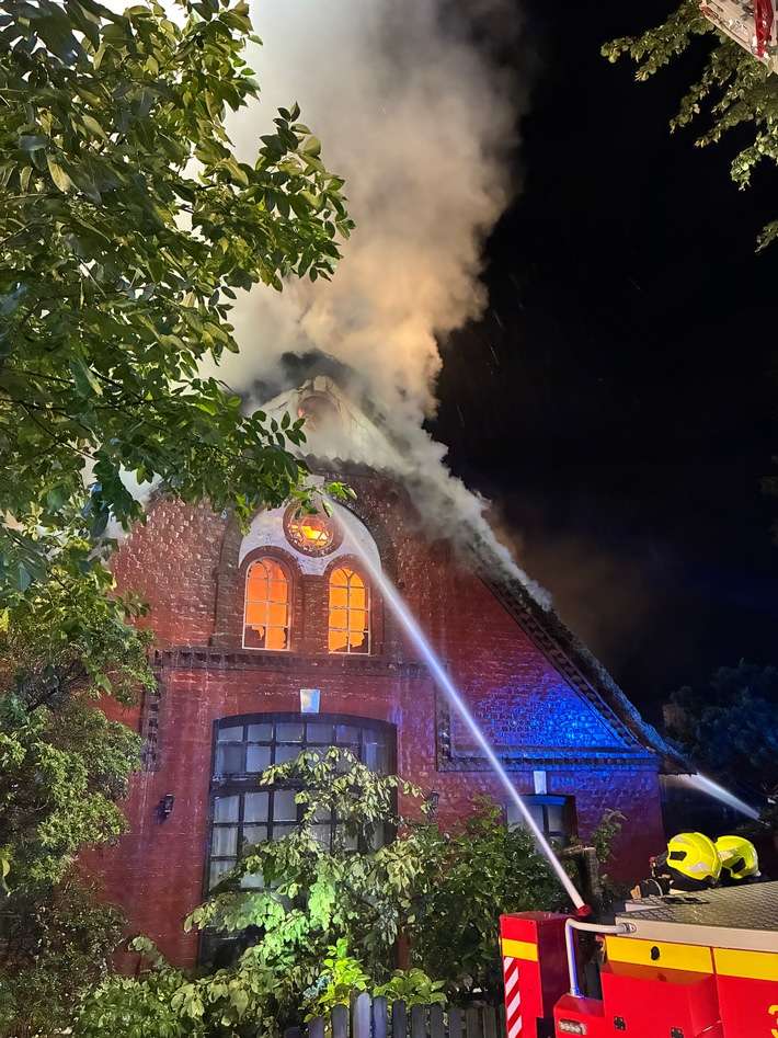 FW-PI: Abschlussmeldung: Schenefeld: Historisches Reetdachhaus brennt nieder. 10 Personen leicht verletzt. Feuerwehr über 10 Stunden im Einsatz.