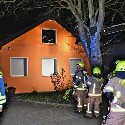 FW Pulheim: Sinnersdorf - Feuer im Dachgeschoss