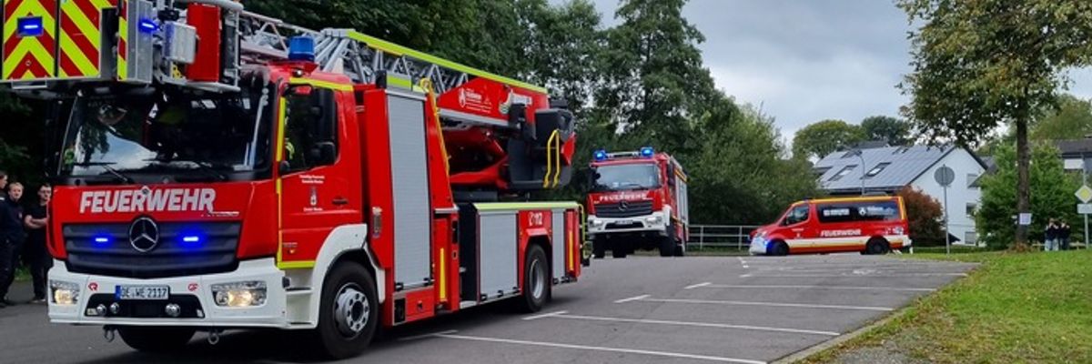FW Wenden: Brand und mehrere Verletzte bei Grillunfall auf dem Schützenplatz in Hillmicke - Herbstübung der Jugendfeuerwehr