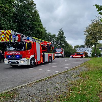 FW Wenden: Brand und mehrere Verletzte bei Grillunfall auf dem Schützenplatz in Hillmicke - Herbstübung der Jugendfeuerwehr
