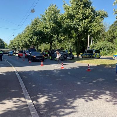 FW-DO: Verkehrsunfall auf der Wittekindstraße - Feuerwehr Dortmund rettet verletzte Person aus überschlagenem Fahrzeug