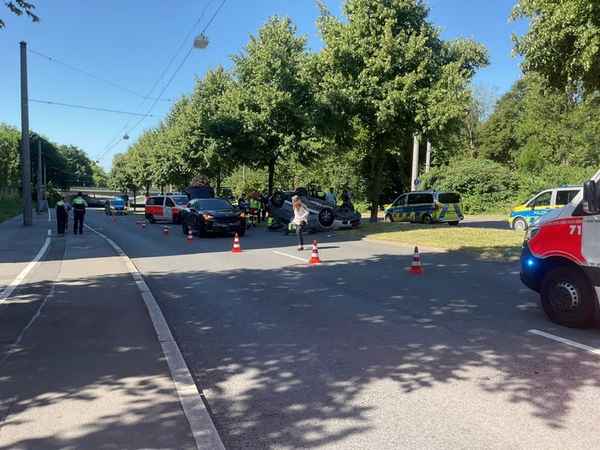 FW-DO: Verkehrsunfall auf der Wittekindstraße - Feuerwehr Dortmund rettet verletzte Person aus überschlagenem Fahrzeug