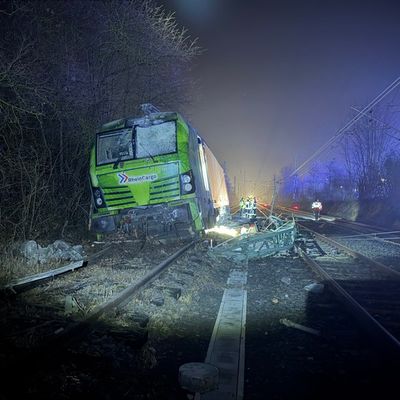 Feuerwehr MTK: Triebfahrzeug entgleist in Hattersheim - Feuerwehr dichtet undichten Öltank ab