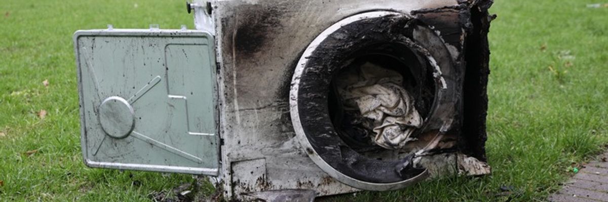 FW-E: Zimmerbrand in Essen-Frohnhausen - brennende Waschmaschine verrauchte Wohnung