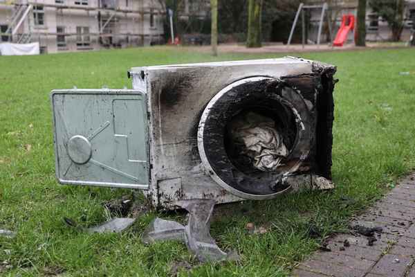 FW-E: Zimmerbrand in Essen-Frohnhausen - brennende Waschmaschine verrauchte Wohnung