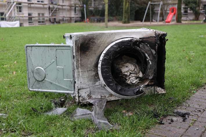 FW-E: Zimmerbrand in Essen-Frohnhausen - brennende Waschmaschine verrauchte Wohnung