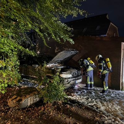 FW-AUR: Ausbreitung von PKW-Brand abgewendet