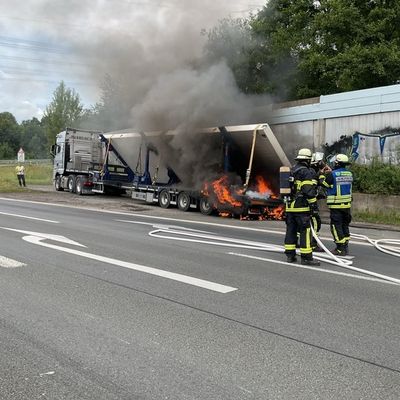 FW-DO: Brennender Lkw-Auflieger auf der A2
