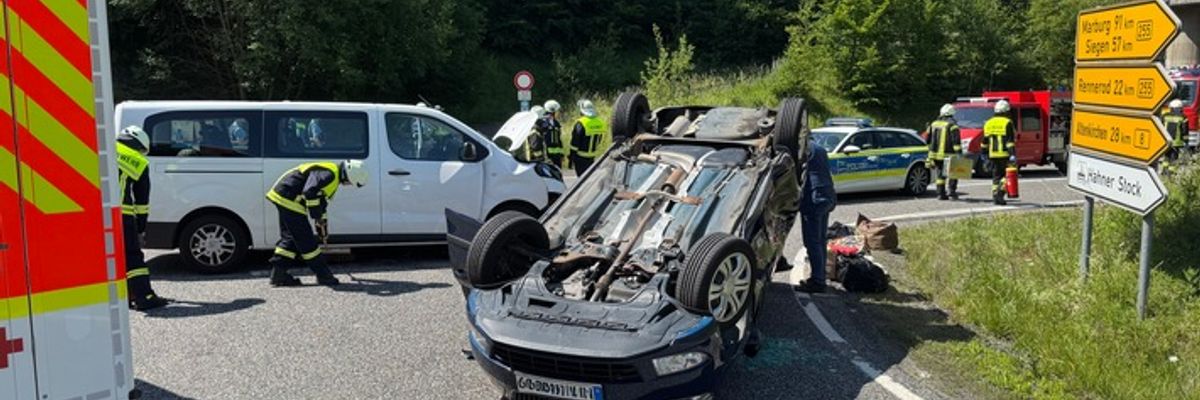 FW VG Westerburg: Verkehrsunfall auf B8 bei Hahn am See fordert vier Verletzte