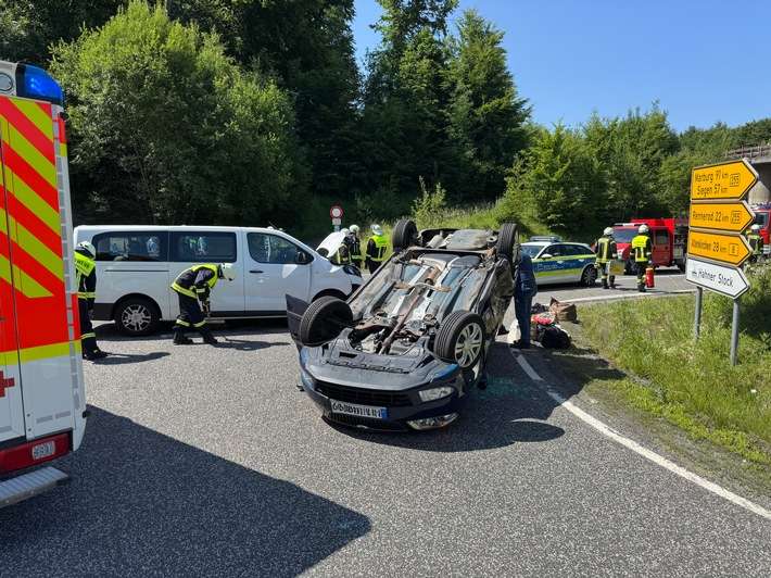 FW VG Westerburg: Verkehrsunfall auf B8 bei Hahn am See fordert vier Verletzte