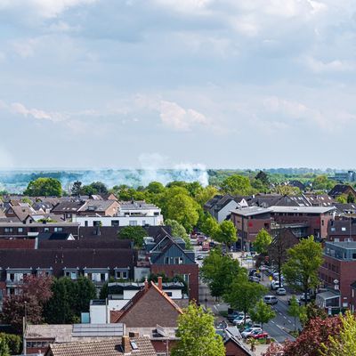 FW-NE: Feuer in Grimlinghausen: Baum und Garage in Brand - schnelle Löschmaßnahmen verhindern Schlimmeres