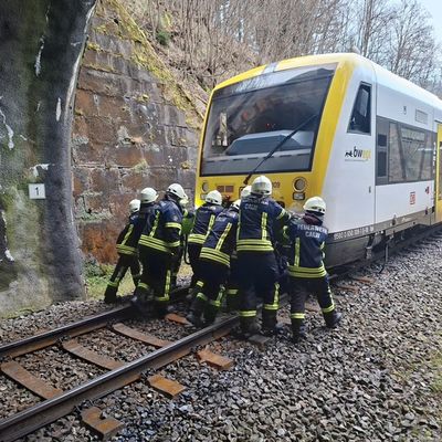 KFV-CW: Zug kollidiert mit herabgestürztem Felsblock / Passagiere über Leiter evakuiert / Gelände erschwert Feuerwehreinsatz / Hydrauliköl ausgelaufen