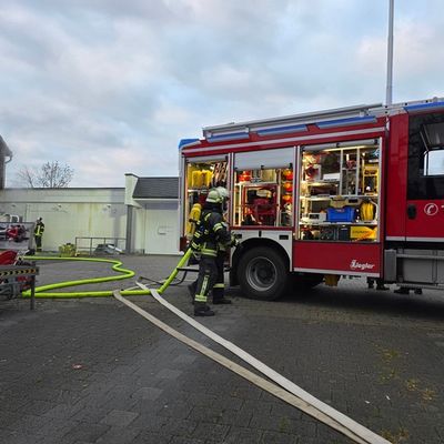 FW-AR: Intensive Jahresübung: Brand in altem Drogerie-Gebäude