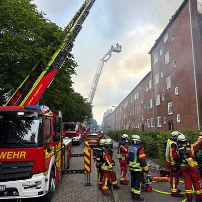 FW Neumünster: Dachstuhlbrand in der Sedanstraße - Feuerwehr verhindert weitere Brandausbreitung