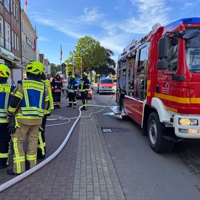 FW Heide: Unklare Geruchsbelästigung in Geschäftshaus - Einsatz von Feuerwehr, Rettungsdienst und Gefahrgutzug