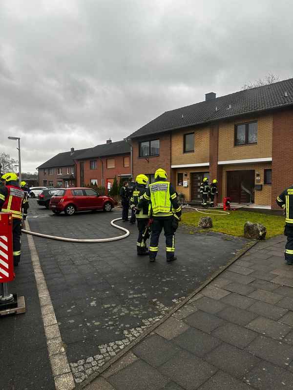 FW Bergheim: Kellerbrand in einem Reihenhaus in Bergheim -Niederaußem