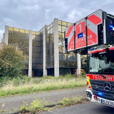 FW Paderborn: Zimmerbrand in leerstehenden Bürokomplex