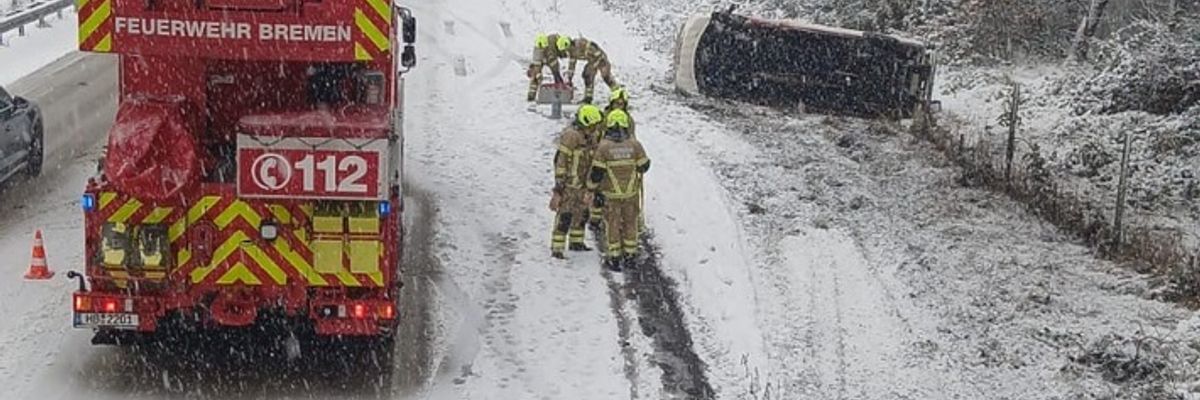 FW-HB: Glätteunfall - Feuerwehrfahrzeug kommt von der Fahrbahn ab