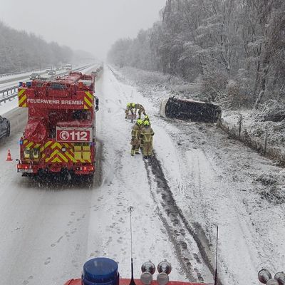 FW-HB: Glätteunfall - Feuerwehrfahrzeug kommt von der Fahrbahn ab