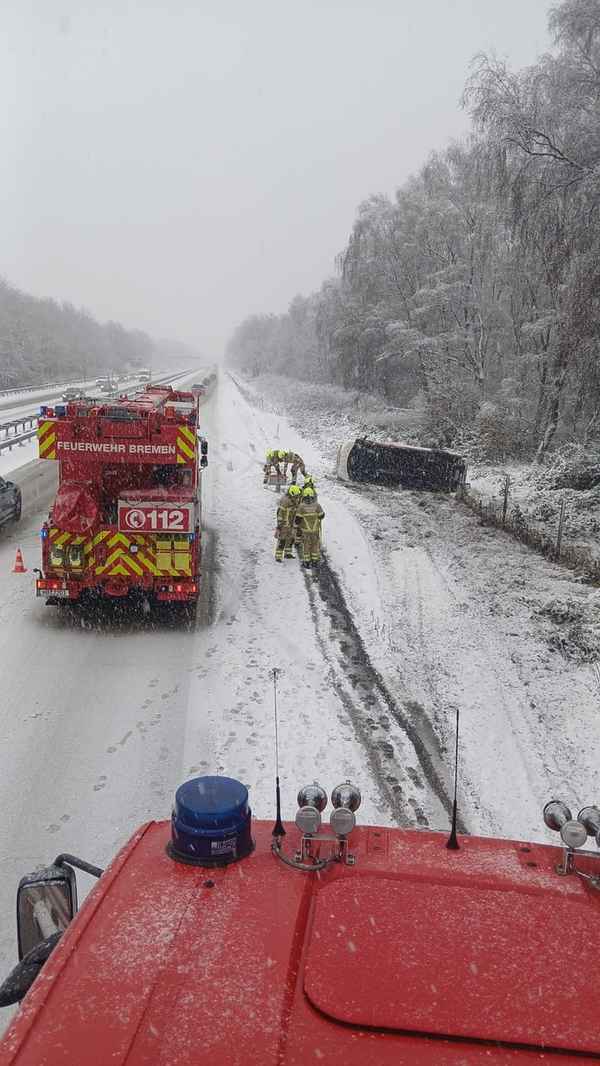 FW-HB: Glätteunfall - Feuerwehrfahrzeug kommt von der Fahrbahn ab