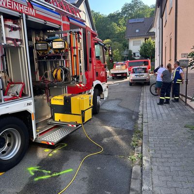 FW Weinheim: Wasserrohrbruch verursacht schwere Schäden. Weinheimer Feuerwehr und Stadtwerke Weinheim stundenlang gefordert.