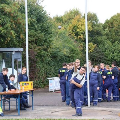 FW-OE: Jugendfeuerwehren beweisen Teamgeist bei landesweiter Leistungsspange in Lennestadt